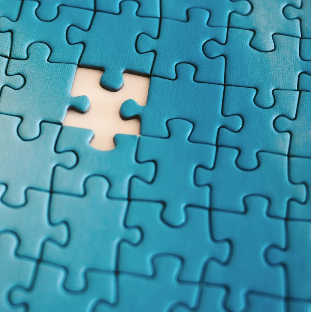 puzzel waarvan één puzzelstukje ontbreekt