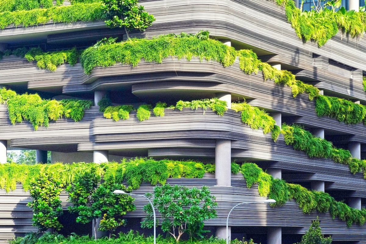 modern kantoorgebouw met groene gevel en duurzame architectuur