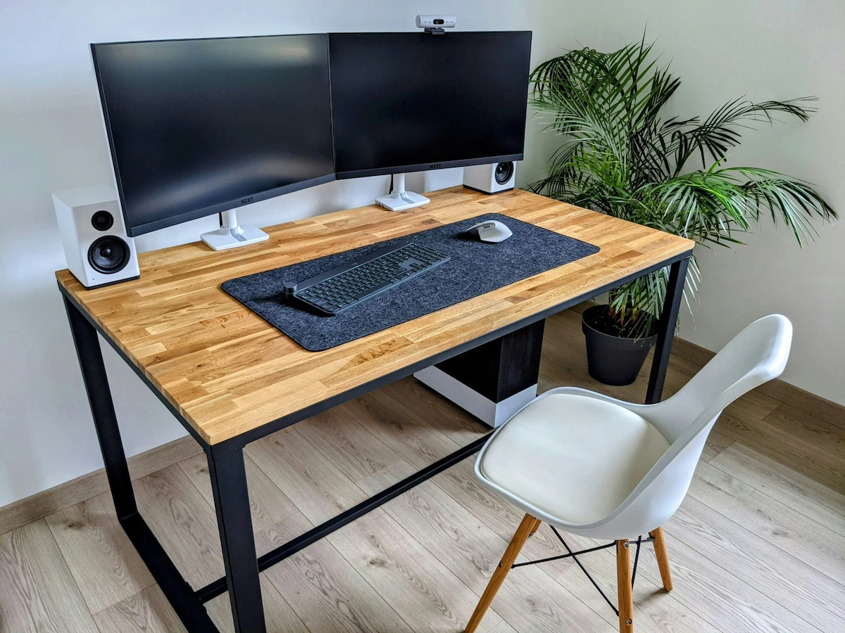 moderne werkplek met bureau, twee monitoren en een toetsenbord